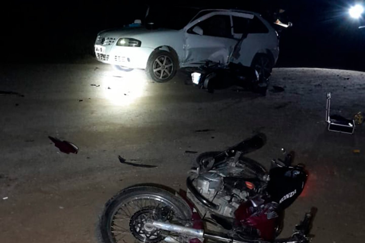 Un auto, dos motos y un doble choque.
