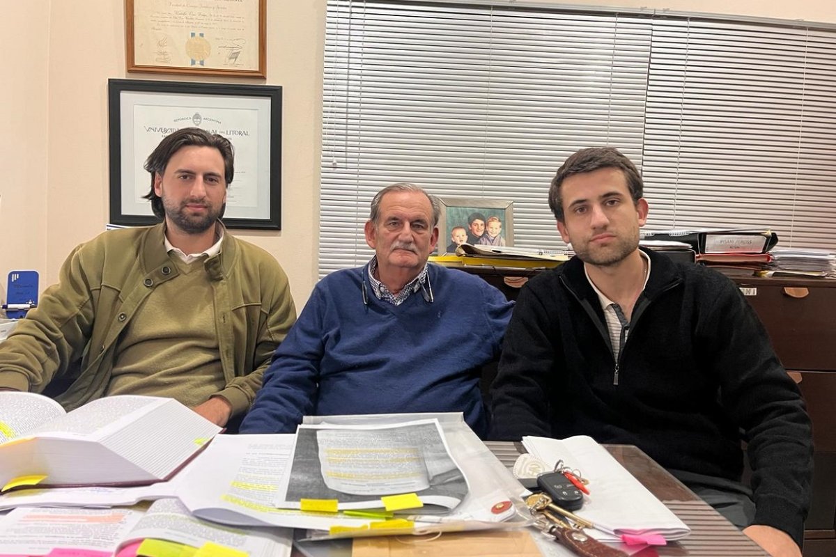 Los abogados defensores del docente.