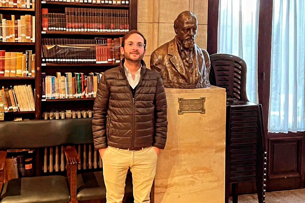 El autor de la iniciativa con un busto de Roca.