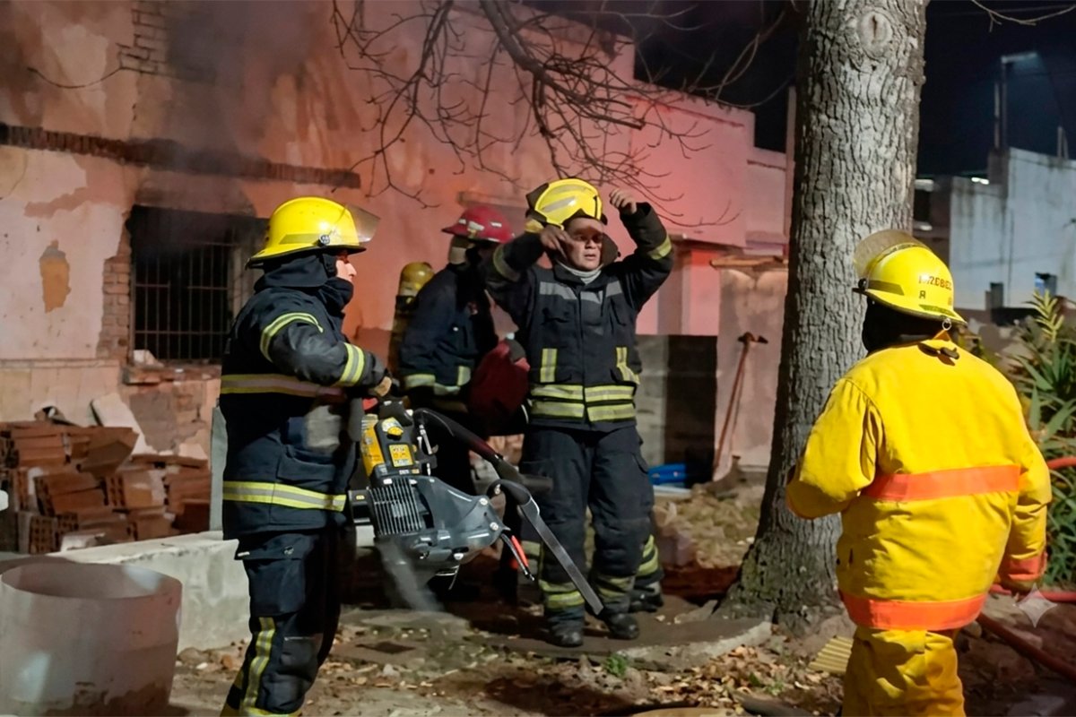 Incendio en la madrugada (mejorada con IA).