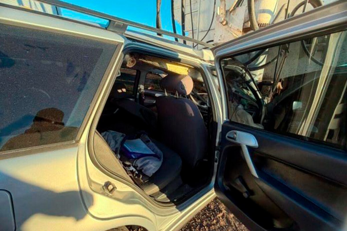 As&iacute; qued&oacute; el auto tras chocar con el cami&oacute;n parado