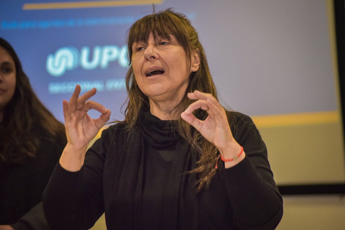 Carina Dominguez espera a la reuni&oacute;n del lunes.