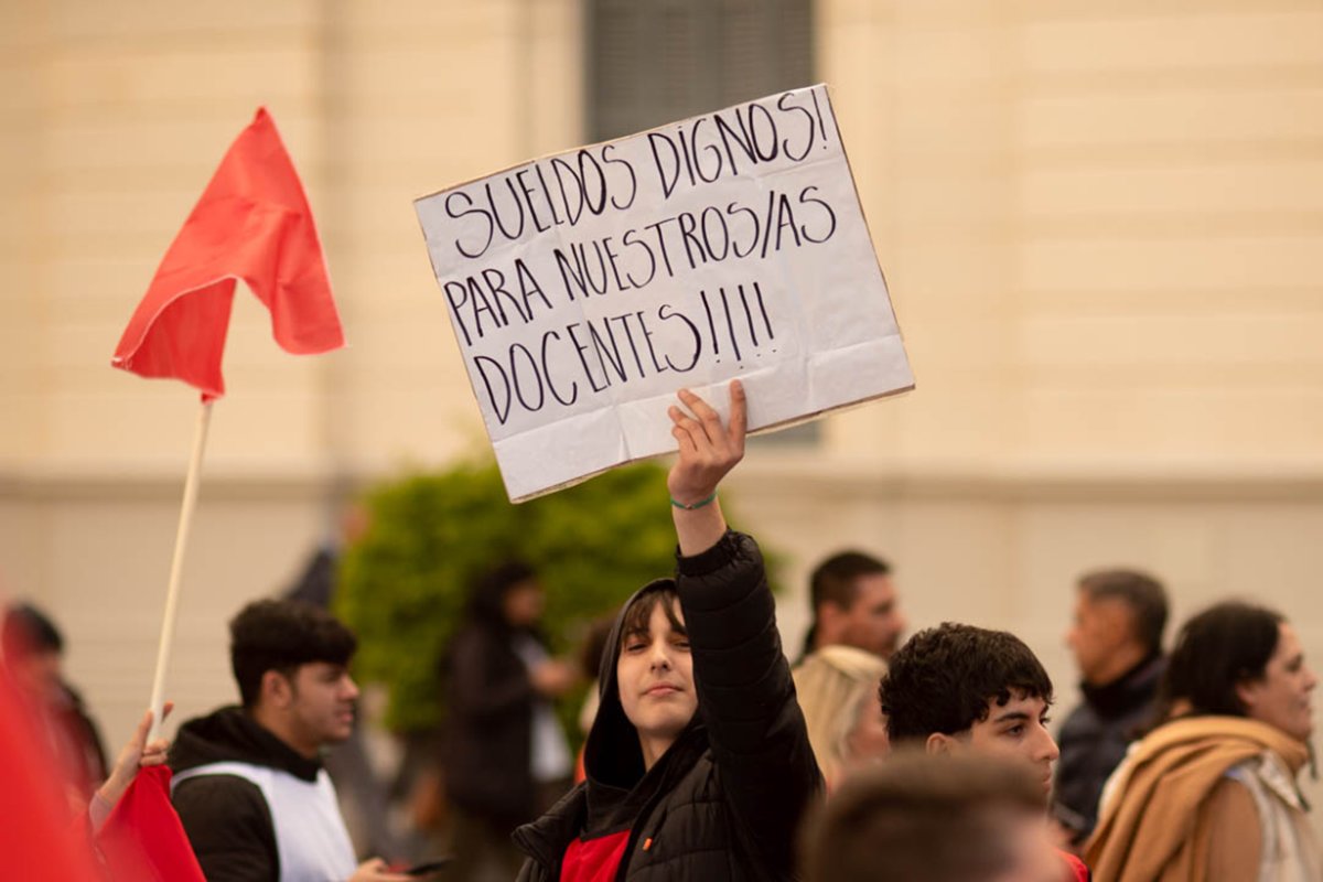 Reclamo en Casa Gris (foto: La Lucha en la Calle).