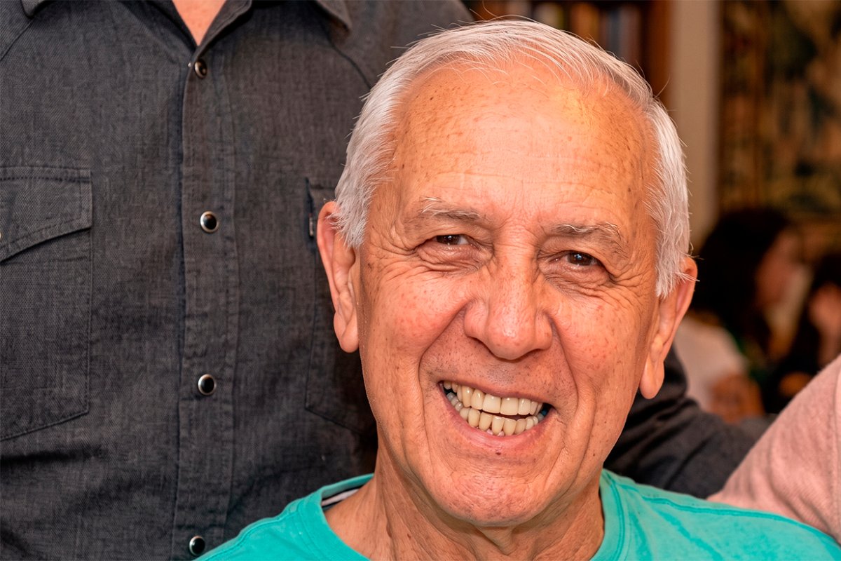 Oscar Vega tiene 68 a&ntilde;os (mejorada con IA).