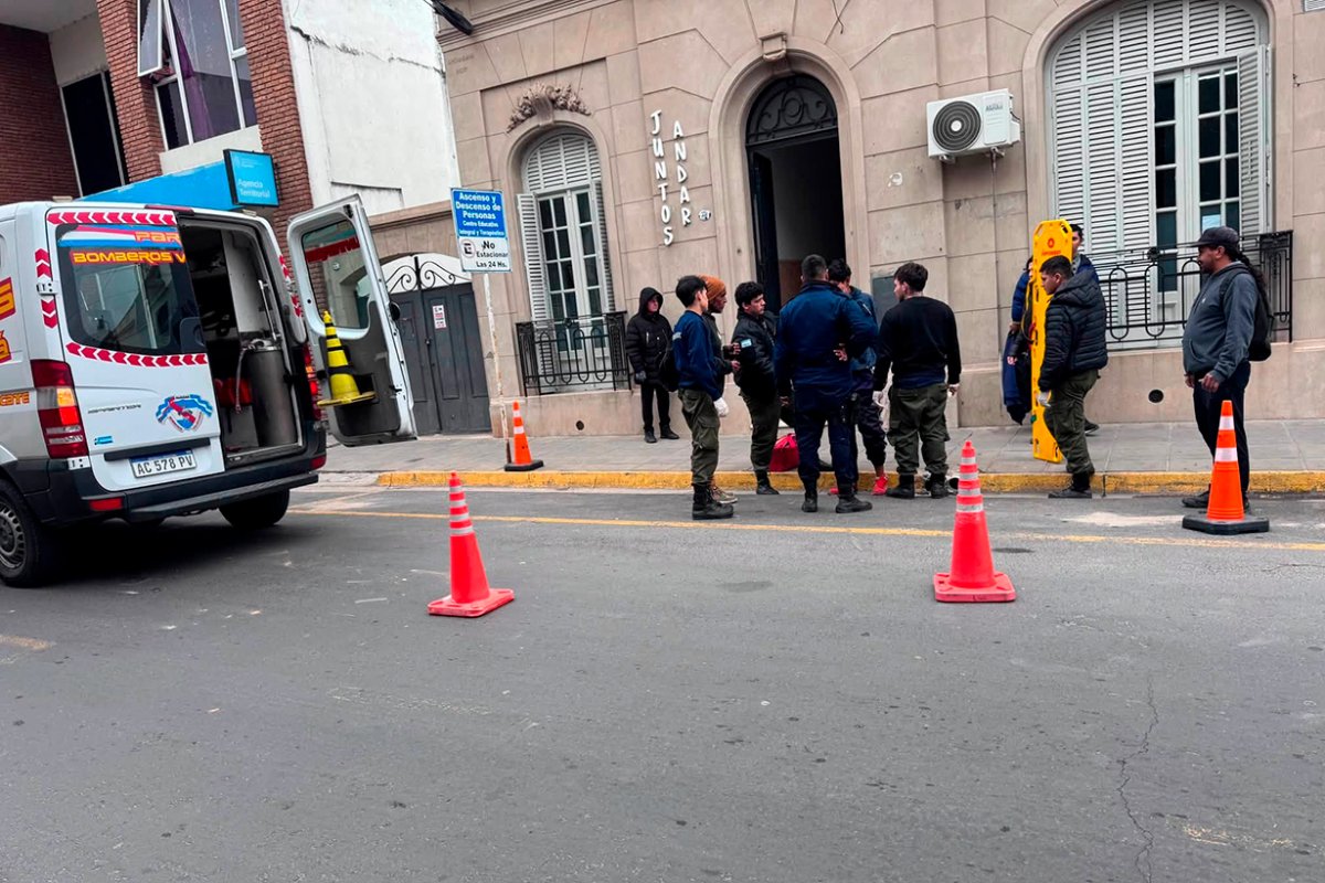 Momento en que Bomberos asistieron a un herido.