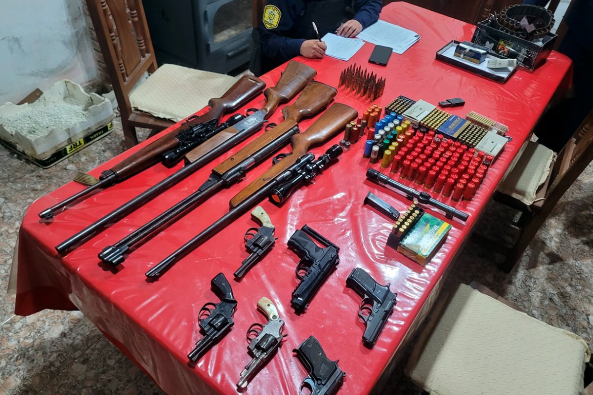 Secuestraron un arsenal en Villa Adela.