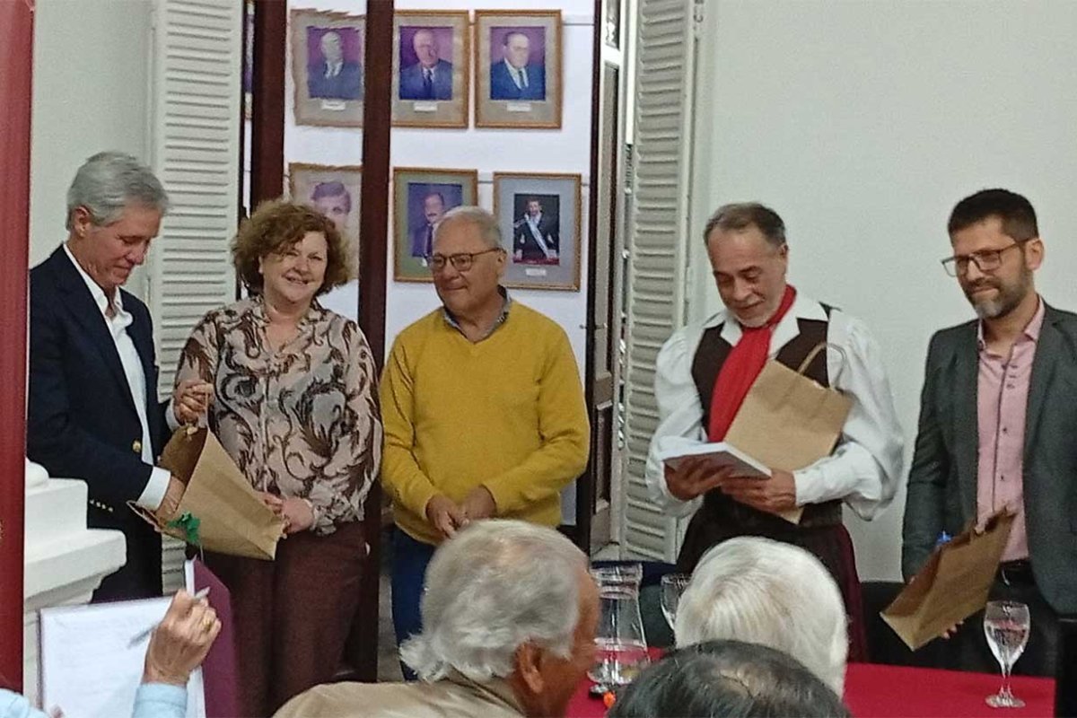Bel, al medio, junto a los dem&aacute;s disertantes
