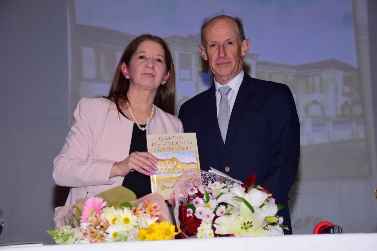 Graciela Guerrero junto a Carlos Biasizo en la presentaci&oacute;n.