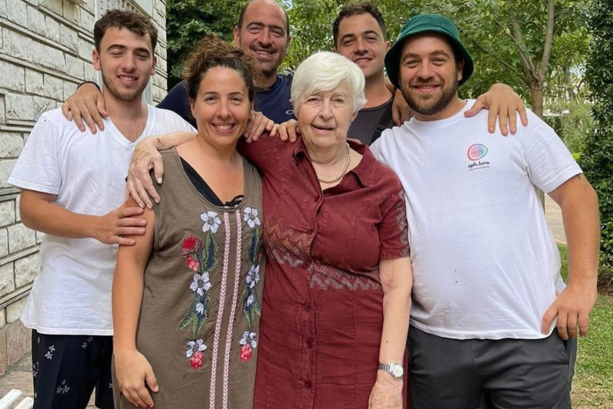 Los hermanos Castillo junto a su abuela &Ntilde;ata