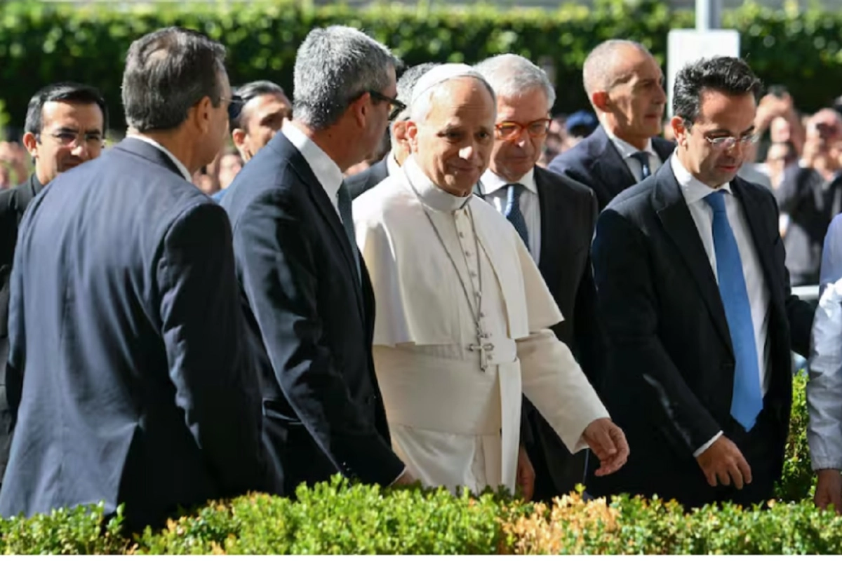 El papa durante la llegada al hospital.