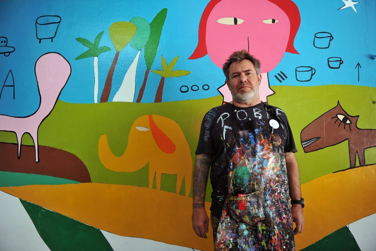 El artista con su obra que ahora ya no est&aacute;.