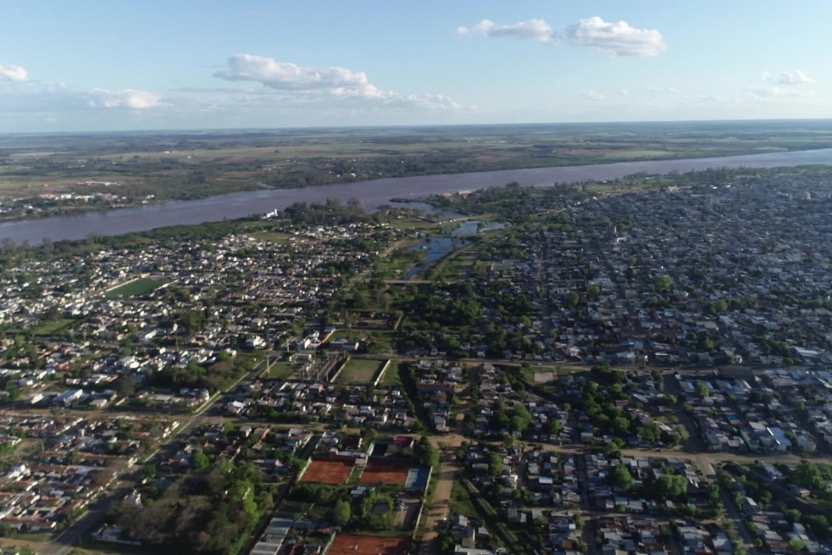 Una vista a&eacute;rea de Concordia muestra c&oacute;mo va retir&aacute;ndose el agua del arroyo Manzores.