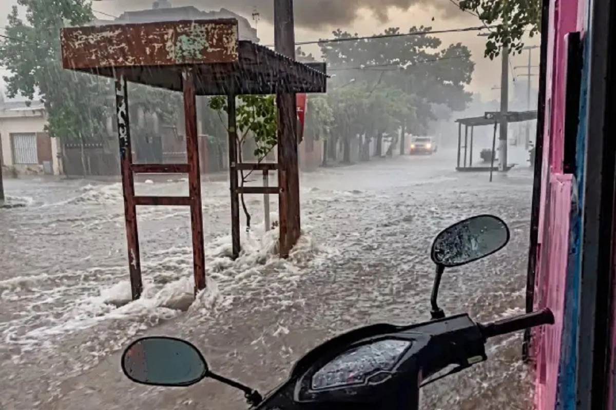Calles anegadas durante el temporal que afect&oacute; a La Paz este jueves.
