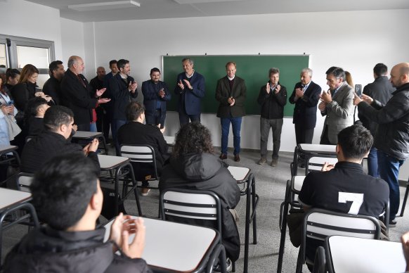 Bordet inauguró una escuela técnica, jardines y viviendas en Concepción del Uruguay